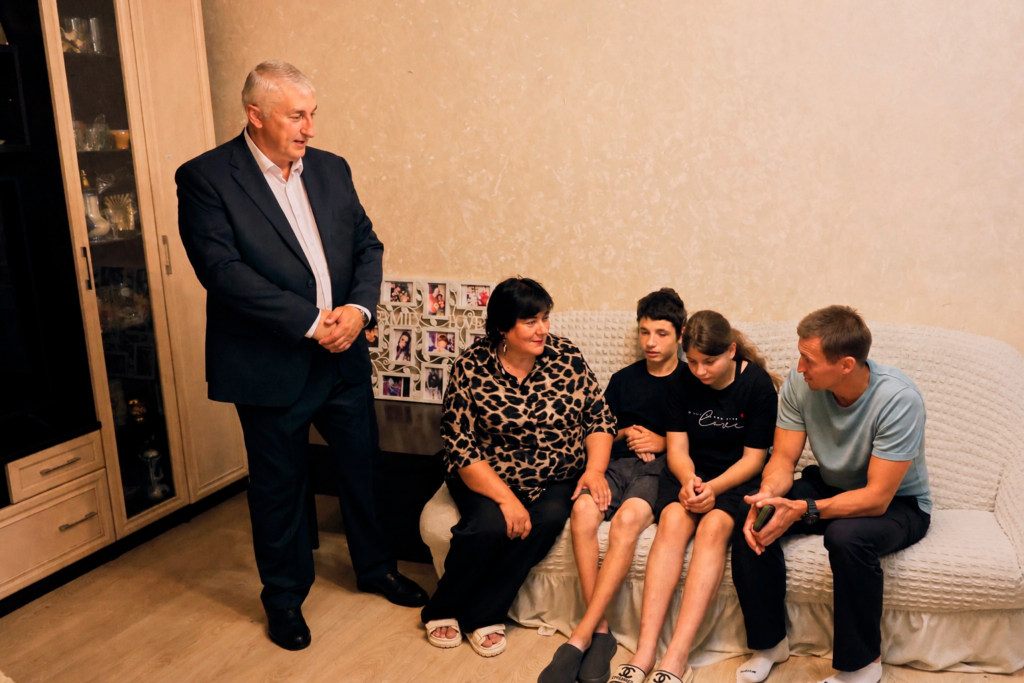 Секрет счастья в любви: Александр Легков поздравил многодетную семью