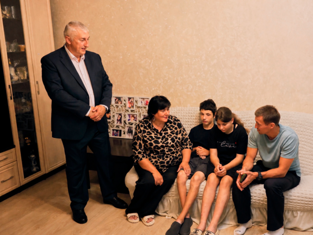 Секрет счастья в любви: Александр Легков поздравил многодетную семью