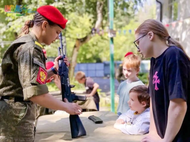 Уроки мужества: юнармейцы обучили ребят строевой подготовке
