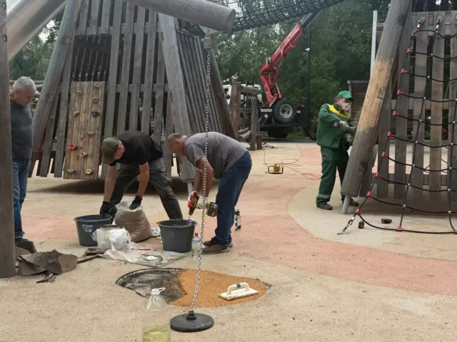 Внимание! В парке Мира проходит плановый ремонт и обслуживание центральной детской площадки