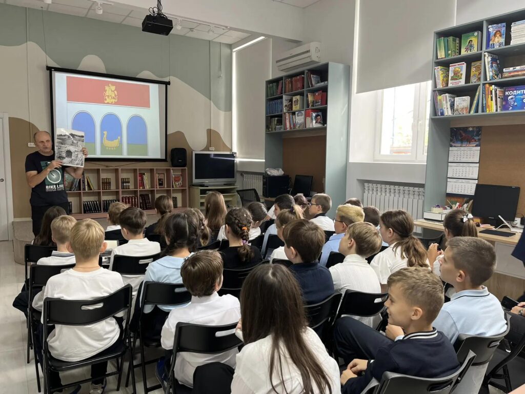 Краеведческий час в Центральной детской библиотеке: школьники узнали историю своей школы