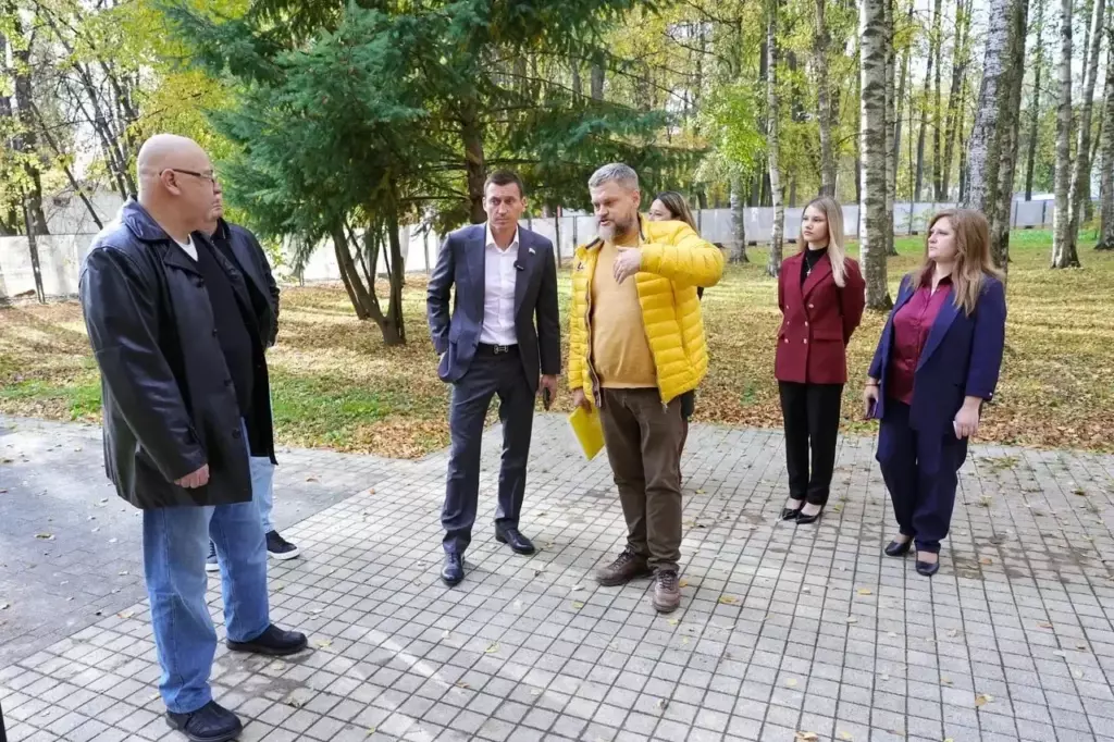 Александр Легков оценил ход благоустройства парка Мира в Мытищах